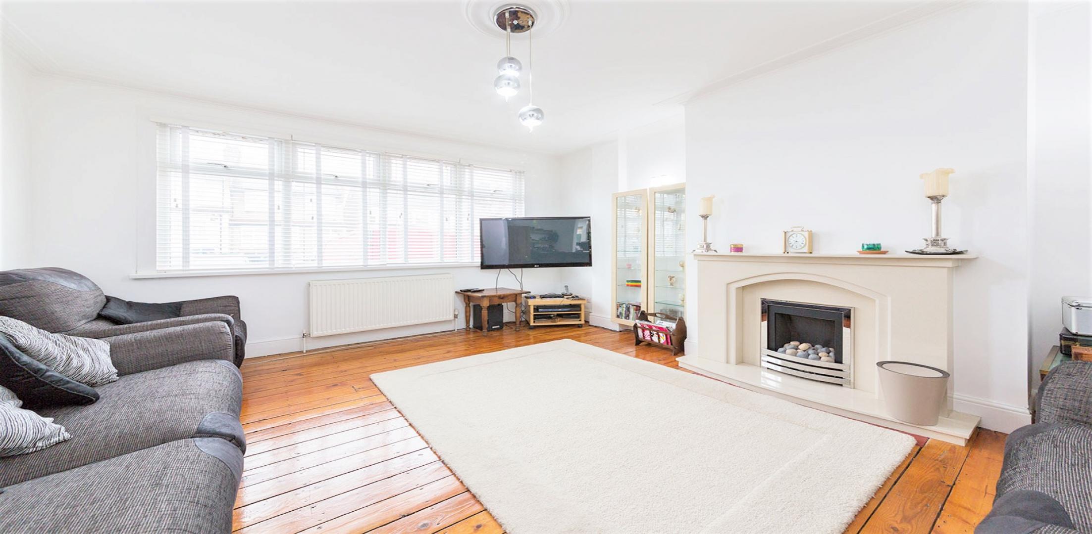 			THREE BATHROOMS, GARDEN , 4 Bedroom, 1 bath, 1 reception Semi-Detached House			 Petworth Road , NORTH FINCHLEY 